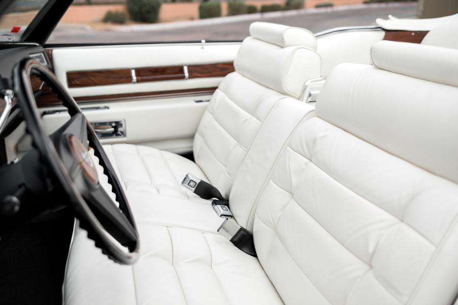 Интерьер Cadillac Fleetwood Eldorado Convertible (L67) 1976 года  (фото 12 из 40)